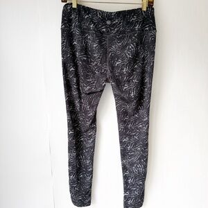 Athleta Black and grey patterned leggings M